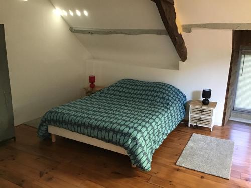 una camera con letto e piumone verde di Coucou cottage 