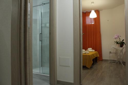 een kamer met een glazen deur naar een tafel met een tafel bij B&B il Melograno in Paulilatino