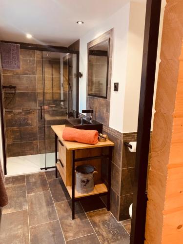 une salle de bain avec un lavabo et une douche dans l'établissement U Mo Sognu, à Murzo