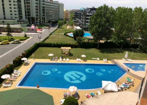 O vedere a piscinei de la sau din apropiere de Апартамент с една спалня 706,Aparthotel Poseidon