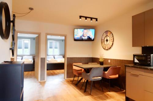TV a/nebo společenská místnost v ubytování MH Apartments