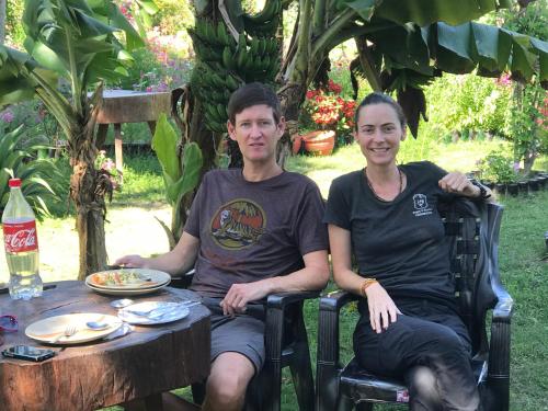 Un jardín fuera de Bardia Eco Friendly Homestay
