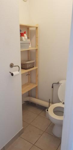 une salle de bain avec toilettes dans une chambre dans l'établissement T2 Apt Berck avec parking, 1.8km plage, à Berck-sur-Mer