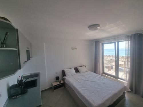 Een bed of bedden in een kamer bij Beach Residence 18 Mamaia Nord