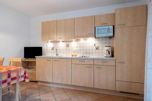 Stettnerhof Wohnung Ifingerにあるキッチンまたは簡易キッチン