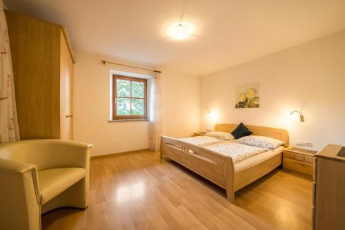 A bed or beds in a room at Stettnerhof Wohnung Laugen