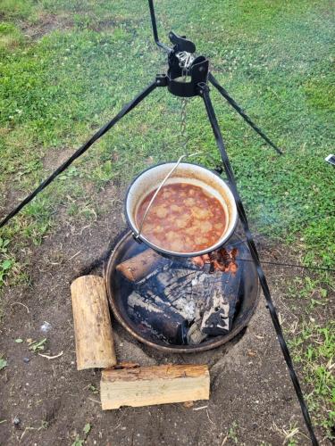 a pot of food cooking on top of a grill at ubytování u Smolíků in Třeboň