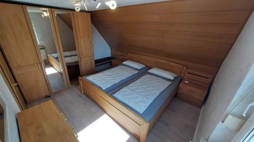 an overhead view of a bed in a small room at Ferienhaus am großen Waldstein in Zell im Fichtelgebirge