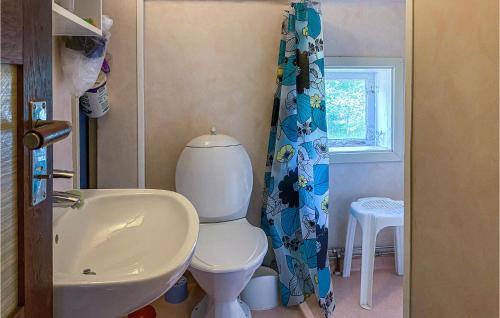 Et badeværelse på Awesome Home In Skillingaryd With 2 Bedrooms
