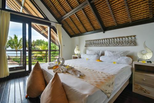 1 dormitorio con 1 cama grande y ventana grande en Villa Altamera, en Umeanyar