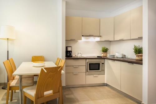 a kitchen and dining room with a table and chairs at Maistra Select Petalon Resort in Vrsar