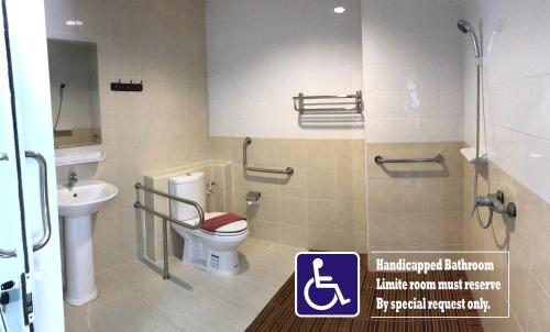 a bathroom with a toilet and a sink at Sutus Court 1 in Pattaya