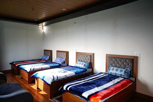 Posteľ alebo postele v izbe v ubytovaní NamaStay Himalayas, KANATAL