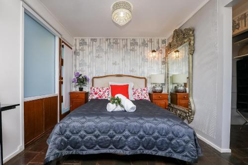 a bedroom with a bed and a dresser at 1770 Sovereign Lodge Retreat in Seventeen Seventy