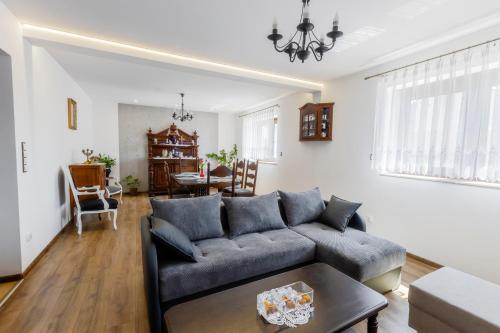 Agroturystyka Piechowscy في Lipnica: غرفة معيشة مع أريكة وطاولة