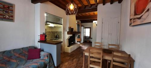 un salon avec un canapé et une table dans l'établissement Le Gîte des Vagabonds, à Chichilianne