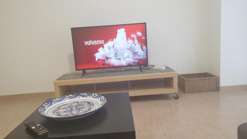 アーレスにあるAgradable apartamento a 2 minutos de la playaのリビングルーム(テレビ付)