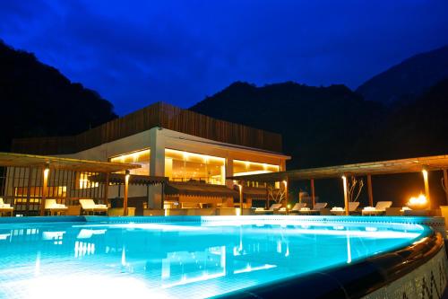 Swimming pool sa o malapit sa Silks Place Taroko Hotel