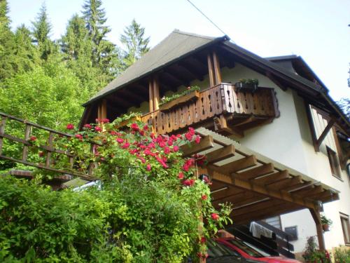 una casa con un balcón con flores. en Haus am Bach, en Freiburg im Breisgau