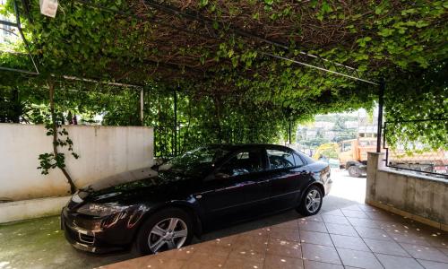 un coche negro aparcado en un garaje en Apartment Berk, en Dubrovnik