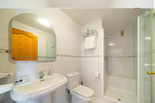 une salle de bain avec un lavabo, des toilettes et une douche dans l'établissement Coliseo 6 3C Spaniahome, à Albir