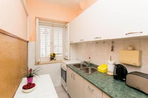 una cucina con un lavello e un piano di lavoro di Apartment Vukoja a Dubrovnik