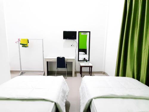 Postel nebo postele na pokoji v ubytování Hotel Berkah Atrama Syariah RedPartner