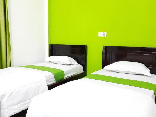 Postel nebo postele na pokoji v ubytování Hotel Berkah Atrama Syariah RedPartner