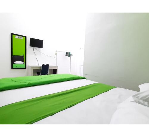 Postel nebo postele na pokoji v ubytování Hotel Berkah Atrama Syariah RedPartner