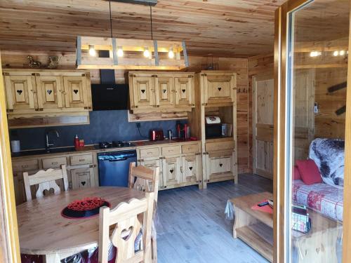 Kuchyň nebo kuchyňský kout v ubytování Chez LAVALOU Gîte 4* chaleureux en bois