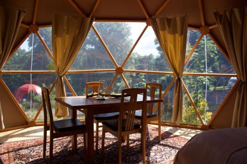 une chambre avec une table et des chaises dans une tente dans l'établissement Domaine du Heidenkopf, à Niederbronn-les-Bains