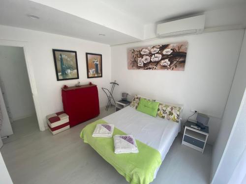 トレビエハにあるHomely Apartments La Gaviotaの小さなベッドルーム(ベッド1台、赤いキャビネット付)