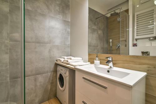 A bathroom at LTC - Apartments Świętojańska