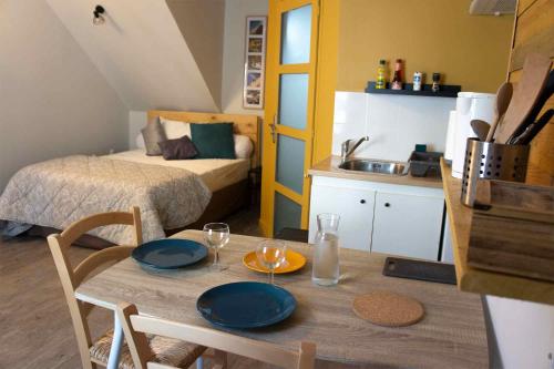 une chambre avec une table et une chambre avec un lit dans l'établissement L'Escale à Beauval - Maison 9 pers - Zoo de Beauval, à Saint-Aignan