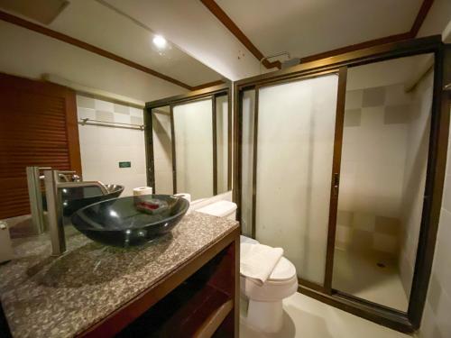 un baño con lavabo e inodoro en Morning Star Resort, en Baan Tai
