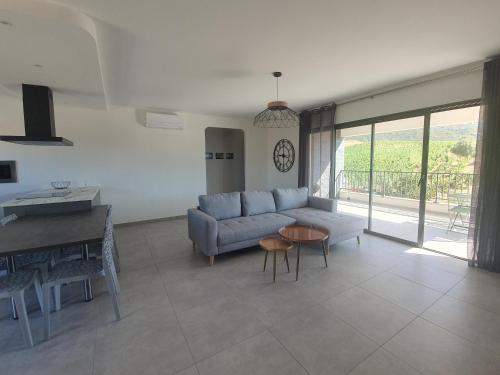 un salon avec un canapé et une table dans l'établissement Villa l'alivu, à Afa