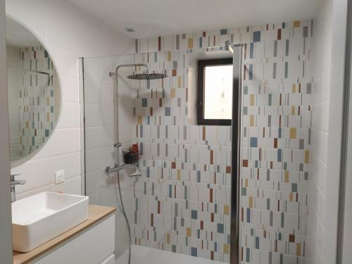 a bathroom with a sink and a shower at Appartement moderne dans village de charme in Salviac