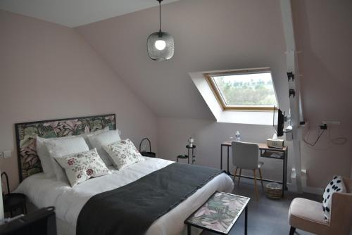 una camera con un grande letto e una finestra di Epicurieux Normand a Viessoix