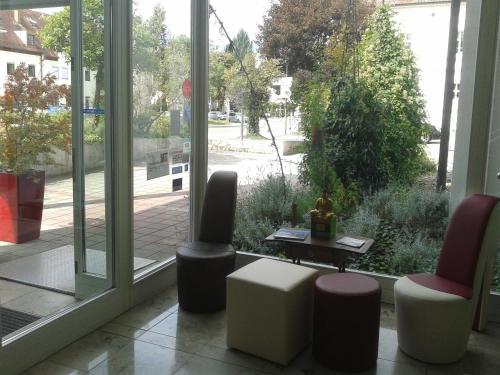 Un lugar para sentarse en Hotel am Fluss