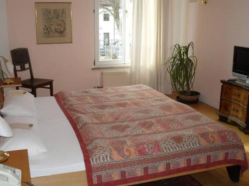 Una cama o camas en una habitación de Hotel am Fluss