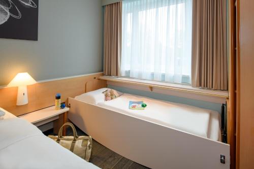Ένα ή περισσότερα κρεβάτια σε δωμάτιο στο ibis Hamburg Alsterring