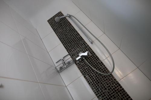 eine Dusche mit Duschkopf an der Wand in der Unterkunft Elegant&Hu in Wien