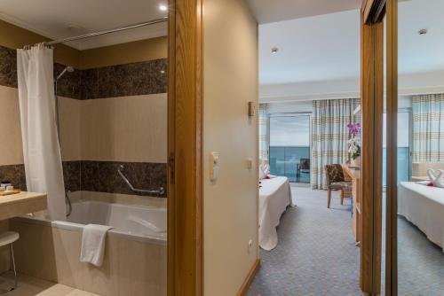 Koupelna v ubytování Pestana Carlton Madeira Ocean Resort Hotel