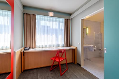 Ένα ή περισσότερα κρεβάτια σε δωμάτιο στο ibis Hamburg Alsterring