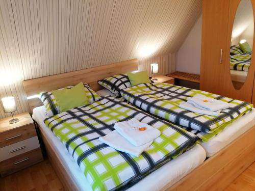 Llit o llits en una habitació de Ferienwohnung Kutscherhof Bartels