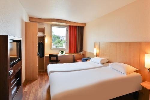 B&B HOTEL Les Sables-d'Olonne Centre Gare tesisinde bir odada yatak veya yataklar