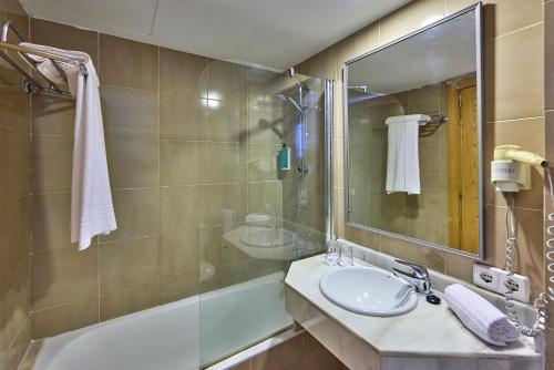 uma casa de banho com um lavatório e um chuveiro em Ilusion Vista Blava em Cala Millor
