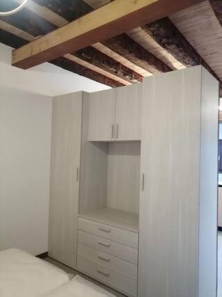 Cozy tiny flat in Cadore Dolomiti TV 또는 엔터테인먼트 센터