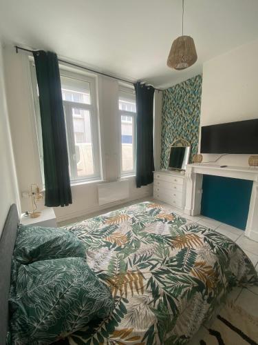 une chambre avec un grand lit dans une pièce dans l'établissement l'Emeraude de Calais - Confort et central, à Calais