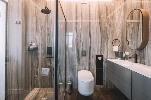 a bathroom with a shower and a toilet and a sink at TORRINHA PANORAMA WOHNUNG in Funchal